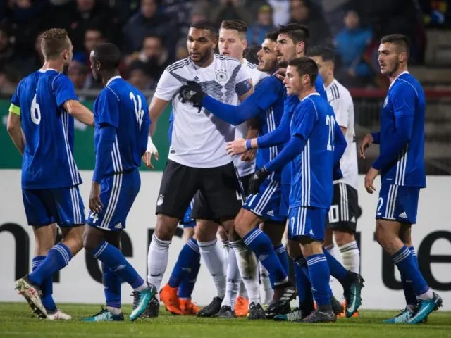 Spieler beider Mannschaften sind auf dem Spielfeld aneinander geraten. Foto: Swen Pförtner/dpa