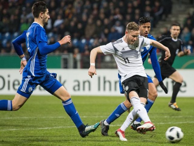 Cedric Teuchert (r) schießt das 2:0 für Deutschland. Foto: Swen Pförtner/dpa