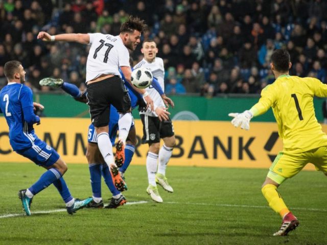 Eduard Löwen (M/11) erzielt das 1:0 gegen Israels Torwart (r). Foto: Swen Pförtner/dpa