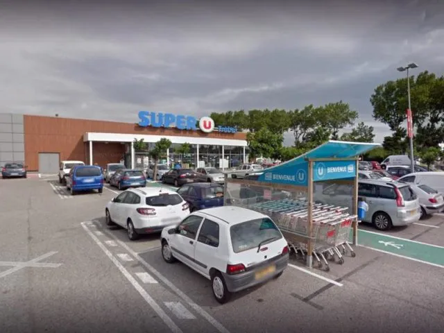 Filiale der Supermarktkette Super U am Rande von Carcassonne: Bei einer Geiselnahme in dem Supermarkt hat der Täter sich auf die Terrormiliz IS&nbsp;berufen. Foto: Google/dpa/dpa