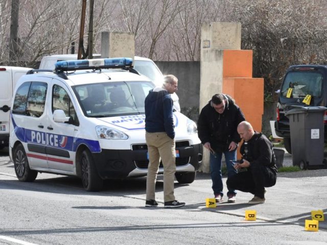 Polizisten bei der Spurensuche am Tatort vor einem Supermarkt in der Nähe von Carcassonne. Foto: Amenvals Nathalie/MAXPPP/dpa