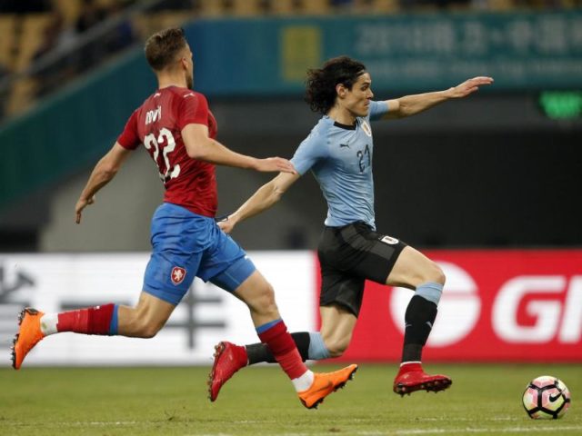 Edinson Cavani (r) erzielte einen Treffer für Uruguay. Foto: COLOR CHINA PHOTO/AP/dpa