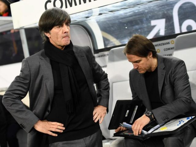 Bundestrainer Joachim Löw und sein Assistent Thomas Schneider während der Partie gegen Spanien. Foto: Marius Becker/dpa