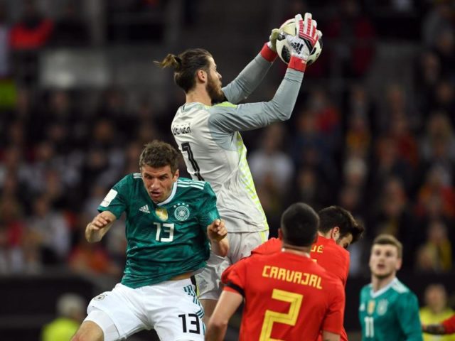 Spaniens Keeper David De Gea schnappt sich den Ball vor Thomas Müller. Foto: Marius Becker/dpa