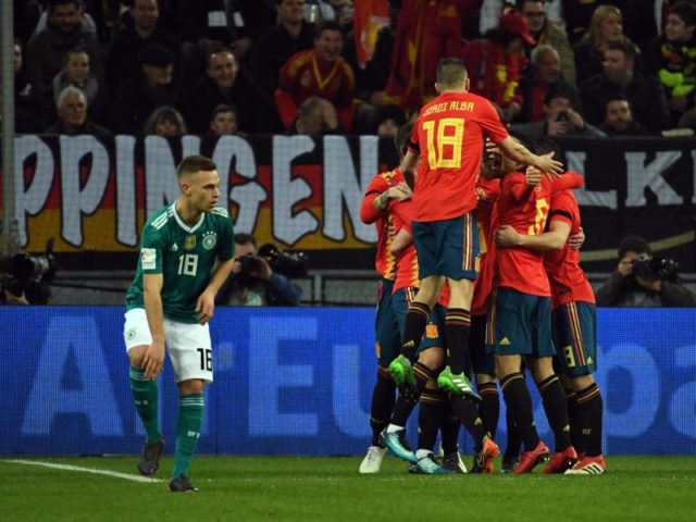 Die Spanier bejubeln den Treffer zum 1:0 gegen die DFB-Elf. Foto: Federico Gambarini/dpa