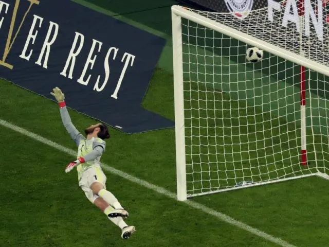 Spaniens Torwart David De Gea war beim Schuss von Thomas Müller chancenlos. Foto: Christian Charisius/dpa