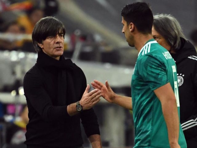 Bundestrainer Joachim Löw bedankt sich bei Sami Khedira. Foto: Federico Gambarini/dpa