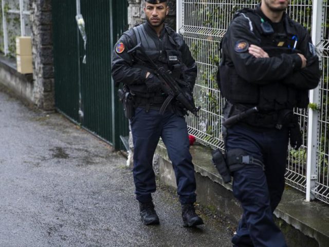 Carcassonne: Zwei Polizisten gehen vor der lokalen Polizeizentrale Streife. Foto: Emilio Morenatti/dpa