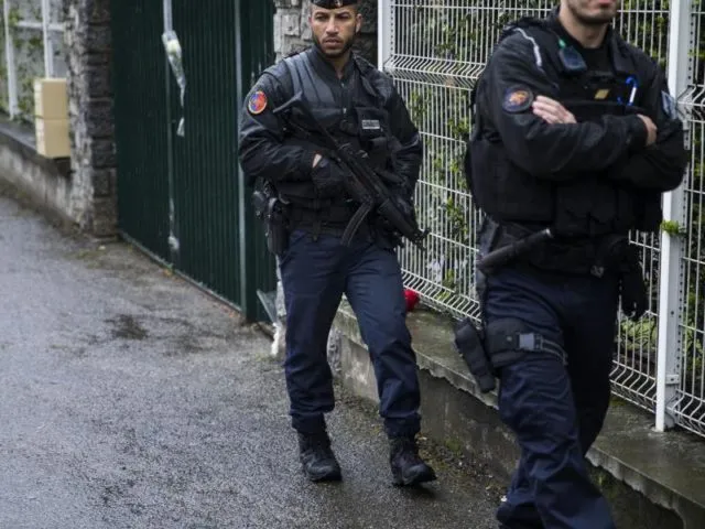 Carcassonne: Zwei Polizisten gehen vor der lokalen Polizeizentrale Streife. Foto: Emilio Morenatti/dpa