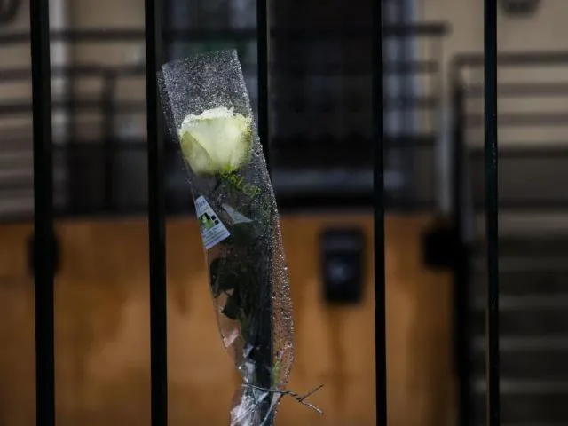 Eine weiße Rose hängt vor der lokalen Polizeizentrale in Carcassonne. Foto: Emilio Morenatti, AP/dpa