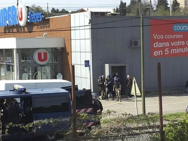 Ermittler entdeckten in dem Supermarkt, wo die Geiselnahme stattfand, drei selbst gebaute Sprengsätze. Foto: Newsflare/Tarbouriech Roseline/dpa