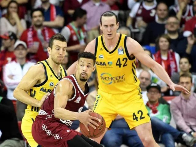 Bayerns Jared Cunningham (M) im Duell mit Albas Spencer Butterfield (l) und Denis Clifford (r). Foto: Peter Kneffel/dpa