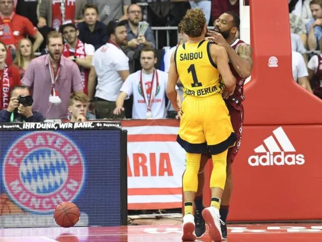 Devin Booker (r) und Joshiko Saibou (r) geraten aneinander. Foto: Peter Kneffel/dpa