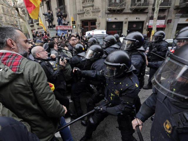 Polizisten stoßen mit Demonstranten in Barcelona zusammen. Foto: Emilio Morenatti, AP/dpa