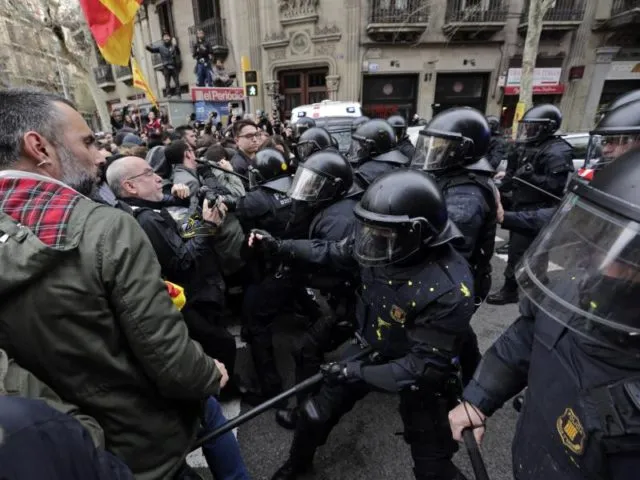 Polizisten stoßen mit Demonstranten in Barcelona zusammen. Foto: Emilio Morenatti, AP/dpa