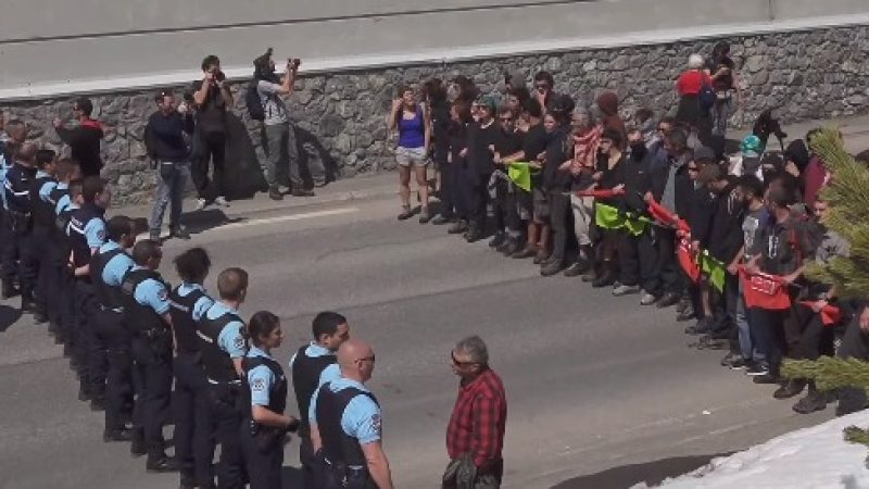 Gewaltsamer Durchbruch einer Polizeiblockade: Antifa-Aktivisten bringen Migranten illegal nach Frankreich