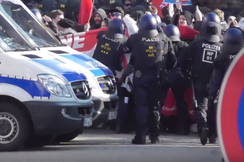 Kandel-Demo: Antifa attackiert Polizisten mit Knallkörpern – Polizei überrascht von Aggressivität der Linken