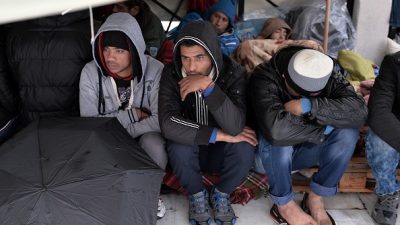 Nach massiven Protesten: Athen bringt Flüchtlinge zum Festland