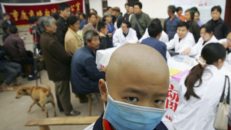 chinesischer junge mit Krebs