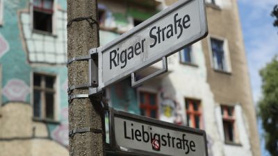 Attacke gegen Polizei Berlin: Linksautonomen-Fest eskaliert – Vermummte bewerfen Beamte von Hausdächern