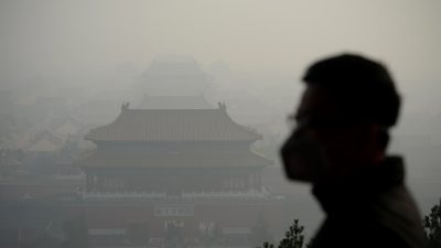 Wieder gefährlicher Smog in Peking – Bürger frustriert: „Ich bin es leid, eine Maske zu tragen“