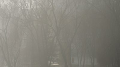 Chinesische Stadt Xian stellt riesigen Schlot zur Luftreinigung auf