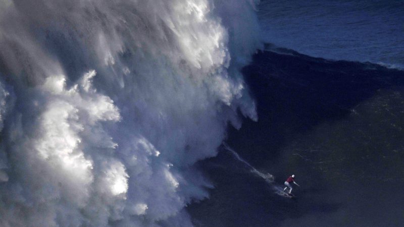 Neuer Weltrekord: Brasilianer surft auf gut 24 Meter hohen Welle