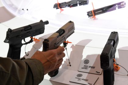 Staatsanwaltschaft klagt führende Manager von Waffenhersteller Sig Sauer an