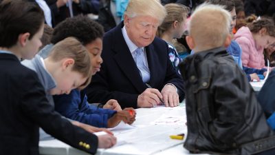 Trumps empfangen Tausende Kinder zum Ostereierrollen