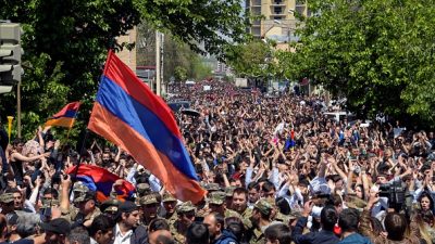 Tausende demonstrieren in Armenien gegen die Regierungspartei