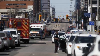 Lieferwagen rast in Toronto in Gruppe von Fußgängern