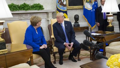 Washington: Küsschen für Kanzlerin Merkel – Willkommen im Oval Office – Video Pressekonferenz