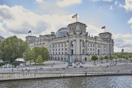 Krisenrunde im Kanzleramt beendet: Entscheidung auf Dienstag vertagt – SPD, FDP und Linke fordern Entlassung von Maaßen