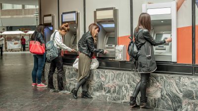 In Deutschland nehmen die Geldautomaten ab – In Zukunft wird wohl per Handy bezahlt