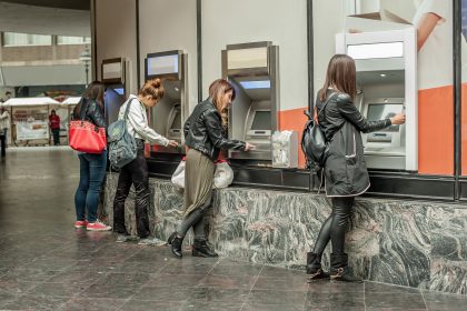In Deutschland nehmen die Geldautomaten ab – In Zukunft wird wohl per Handy bezahlt