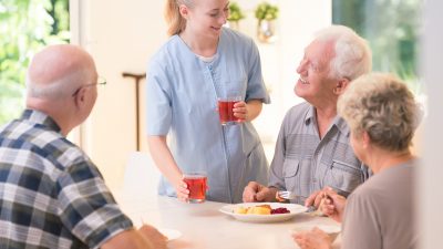 Höhere Löhne im Pflegebereich: Ein Platz im Seniorenheim wird immer teurer