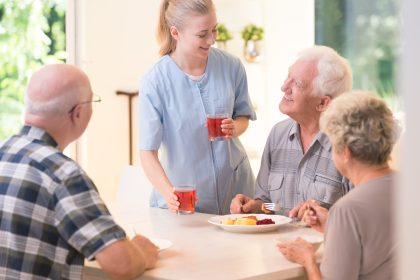 Höhere Löhne im Pflegebereich: Ein Platz im Seniorenheim wird immer teurer