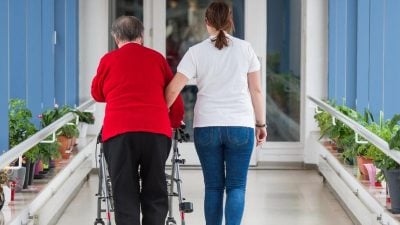 Sozialverbände und Kirchen schlagen Alarm: Pflegeheimbewohner sterben an Isolation – LKA ermittelt