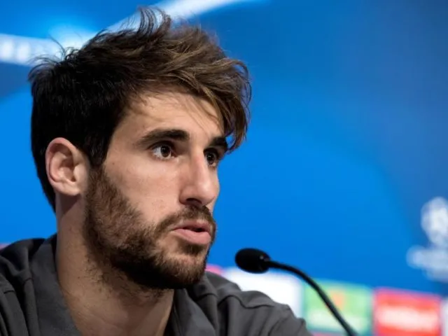 Bayerns Javi Martinez spricht vor der Partie gegen Sevilla mit Medienvertretern. Foto: Sven Hoppe/dpa