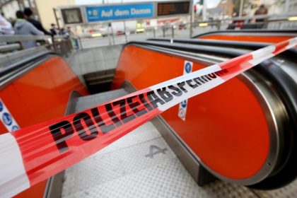 Duisburg: Auto stürzt fünfeinhalb Meter tief in U-Bahn-Tunnel