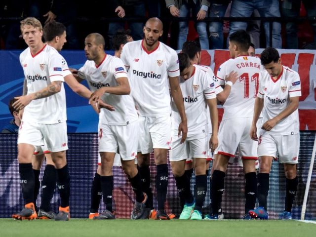 Die Spieler von Sevilla jubeln über das Tor zum 1:0. Foto: Sven Hoppe/dpa