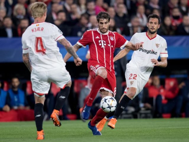 Javi Martinez (M) machte im defensiven Mittelfeld der Bayern ein gutes Spiel. Foto: Sven Hoppe/dpa