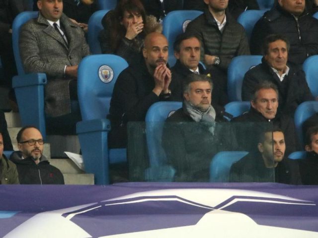 Manchester Citys Trainer Pep Guardiola (M,l) muss die Niederlage seines Teams von der Tribüne aus verfolgen. Foto: Nick Potts/PA Wire/dpa