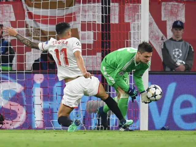Sicherer Rückhalt: Bayern-Keeper Sven Ulreich ist vor Carlos Joaquin Correa am Ball. Foto: Sven Hoppe/dpa