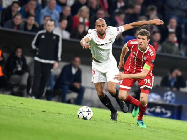 Sevillas Steven N'Zonzi versucht Bayern-Kapitän Thomas Müller abzuhängen. Foto: Sven Hoppe/dpa