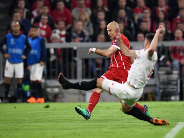 Kraftvoll: Bayern-Flügelflitzer Arjen Robben (l) zieht ab, Sevillas Clement Lenglet kommt zu spät. Foto: Sven Hoppe/dpa