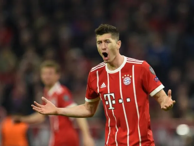 Bayern-Torjäger Robert Lewandowski trauert einer vergebenen Torchance nach. Foto: Andreas Gebert/dpa