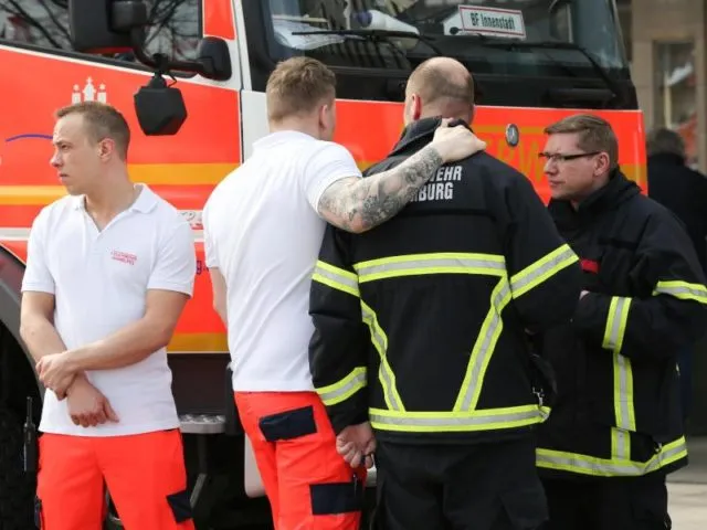 Feuerwehrleute nach dem tödlichen Messerangriff&nbsp;vor der S-Bahnhaltestelle Jungfernstieg. Foto: Bodo Marks/dpa