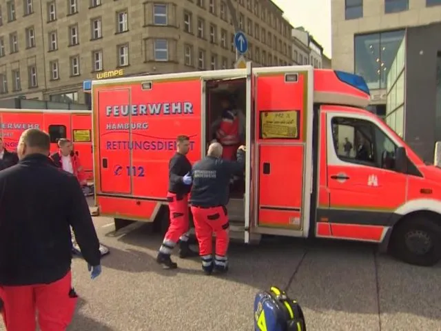 Notärzte vor der S-Bahnhaltestelle Jungfernstieg. Foto:&nbsp;Tnn/dpa