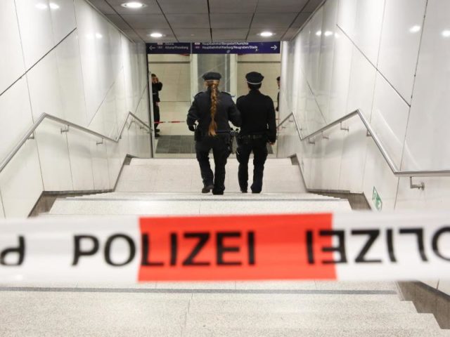 Einsatzkräfte der Polizei sichern den Zugang zur S-Bahnhaltestelle Jungfernstieg in Hamburg. Foto: Bodo Marks/dpa